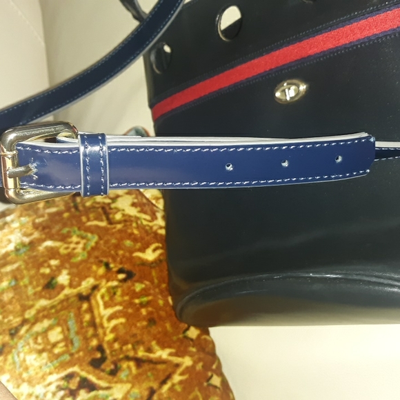 🌺NAVY LEATHER BUCKET CROSSBODY - Picture 9 of 10